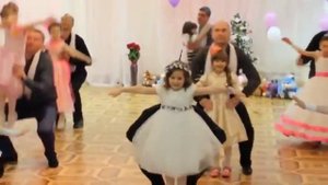 Папы приглашают дочерей на танец  Выпускной бал в детском саду
