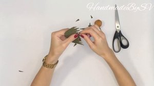 Орешек с конфеткой из гофрированной бумаги легко и просто.