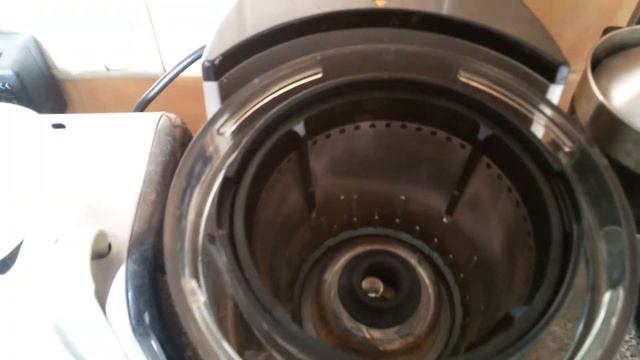 Выжимаю себе сок из овощей на шнековой соковыжималке Hurom смотреть онлайн