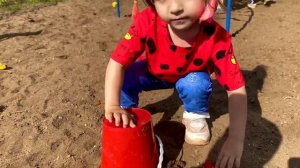 Дети гуляют на площадке . Полина и Ангелина теперь в YouTube . Первый VLOG .