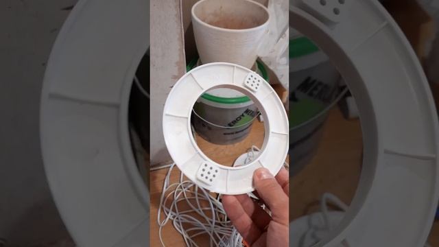 Установка натяжного потолка в ванной комнате, где вместо плитки керамогранит. часть 1 смотреть онлайн