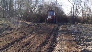 Трактор Т 25 ровняет землю