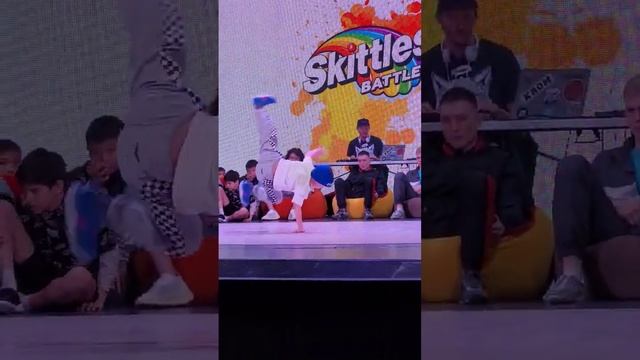 break dance battle.  Skittles battle. My turn.Брейк-данс баттл.  Мой выход. смотреть онлайн