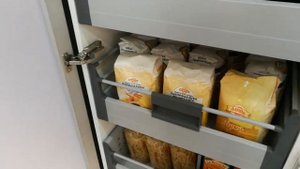 Пенал на кухне с выдвижными ящиками