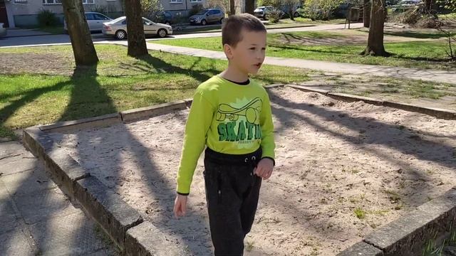 Поросла травой песочница за дециллион лет на детской площадке во дворах ул. Гривас смотреть онлайн