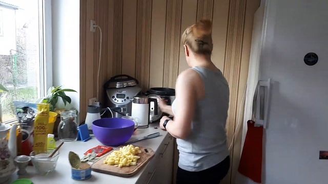 Екатерина Швец, Юляша и Катюша в самоизоляции готовят рыбный суп из консервированной сардины смотреть онлайн