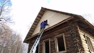 Теперь дом прадеда смотрит на лес новым фасадом. Обшили фронтон новыми досками
