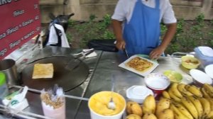 Паттайа, Тайланд: Приготовление банановых блинчиков.