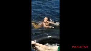 Купаемся на речке вместе с сестрой 🐬