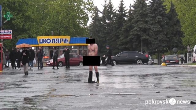 Раздетый мужчина в центре Покровска смотреть онлайн