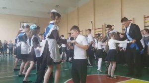 ПОСЛЕДНИЙ ЗВОНОК ВАЛЬС ПЕРВОКЛАШЕК С ВЫПУСКНИКАМИ