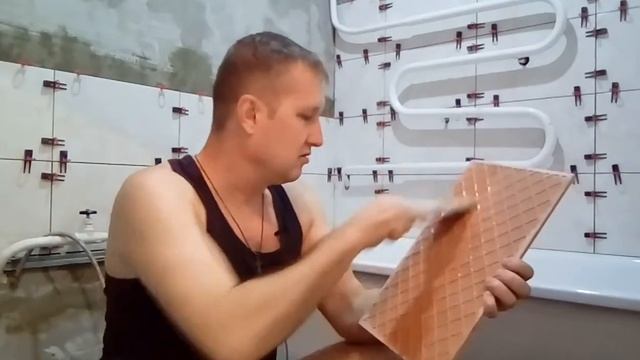 КАФЕЛЬНАЯ ПЛИТКА. КАК ПРАВИЛЬНО ПРИКЛЕИТЬ. смотреть онлайн