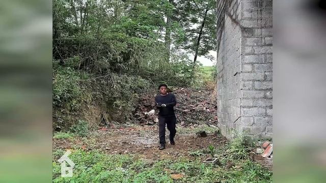 Log Cabin Build Crafting a 2-Storey Wooden House - Process of chiseling  assembling wooden houses