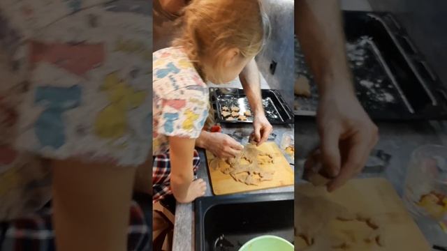 Готовят папа с доченькой имбирное печеньице 23.11.2023