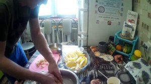 Курочка, запечённая в духовке с картофелем и квашеной капустой.