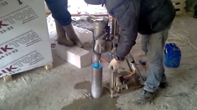 сверлим отверстие в бетонных перекрытиях.mp4 смотреть онлайн