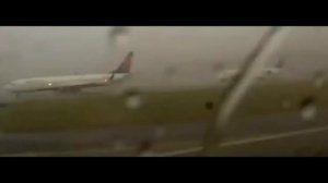 молния ударила в самолет