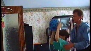 Аутист бросает мяч в баскетбольное кольцо