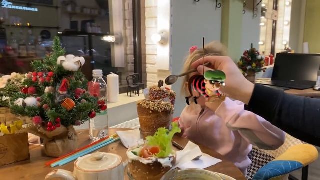 в Пражском кафе пробуют Трдельник.