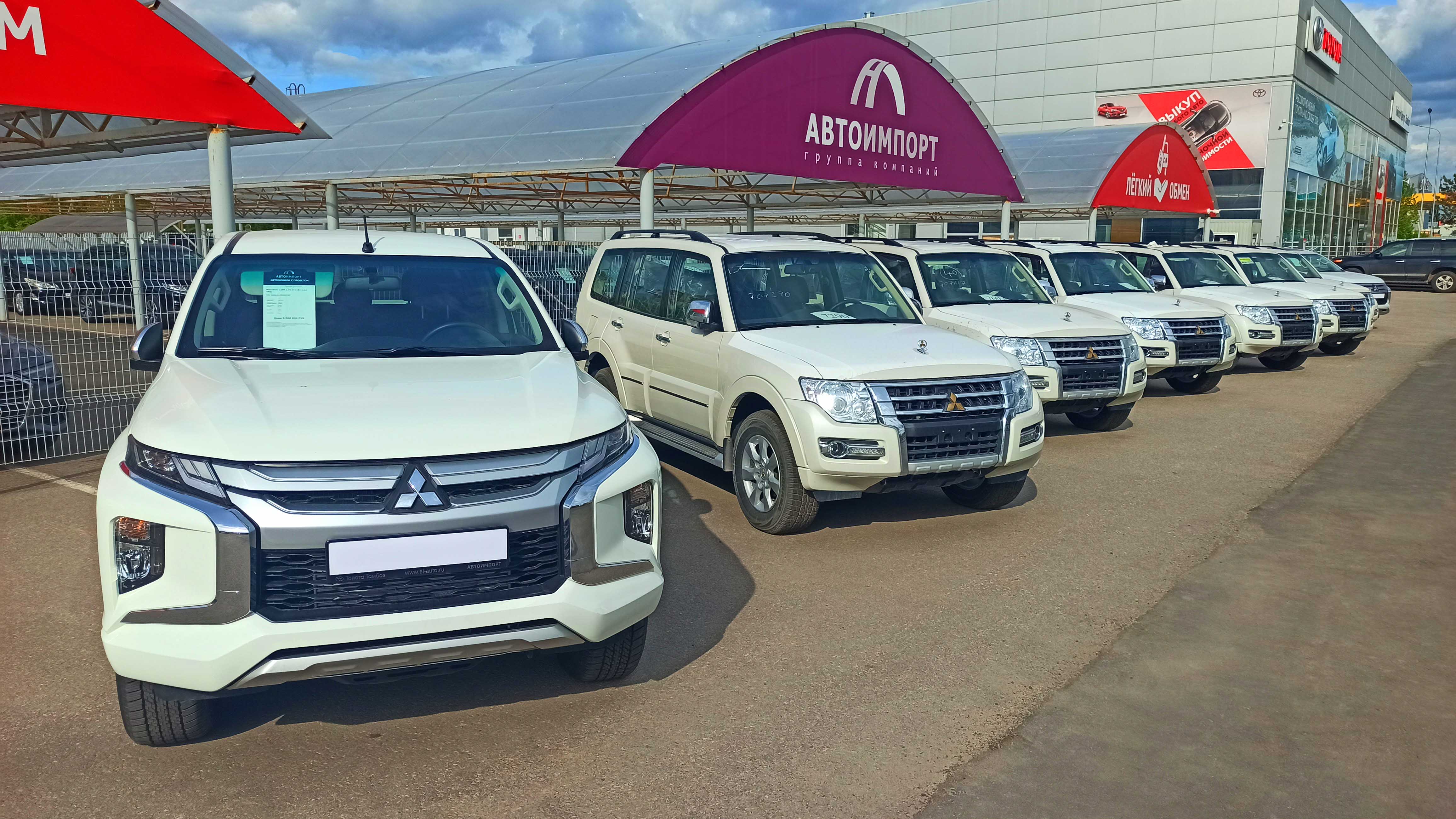 Митсубиси из оаэ. Mitsubishi из Эмиратов. ОАЭ Pajero. Мицубиси из арабских эмират. Новый Pajero ОАЭ.