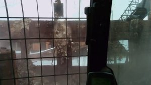 Демонтаж здания длинноруким экскаватором