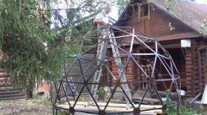 Геодезический купол над бассейном.