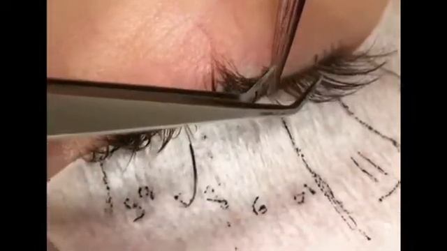 НАРАЩИВАНИЕ РЕСНИЦ. Что делать если открывается глаз во время наращивания? смотреть онлайн