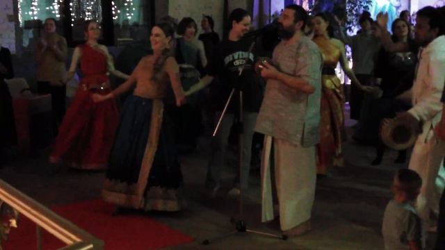 Вечерняя служба Гаура арати в Храме ИСККОН. смотреть онлайн