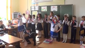 Инсценировка песни "Бескозырка" учащимися 3 "В" класса.