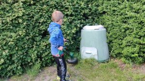 New toys for the garden, an cordless grass trimmer.