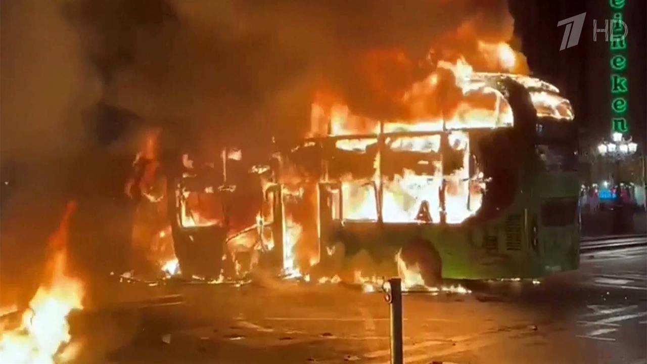 Дублин охватила волна антимигрантских протестов после нападения мужчины на женщину и детей