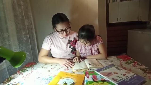 Семья Лыткиных: Нина ученица 2 класса  с мамой Сардааной Христофоровной . С.Маршак 