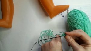 Самое простое платье для куклы на двух спицах.