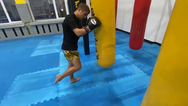 Тайский бокс. Отработка удара коленом