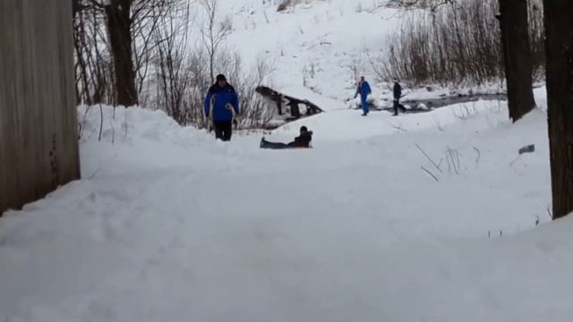 Катание на ватрушке смотреть онлайн