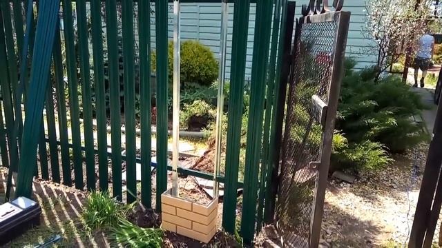 Монтаж ПИКС-панелей на забор из евроштакетника