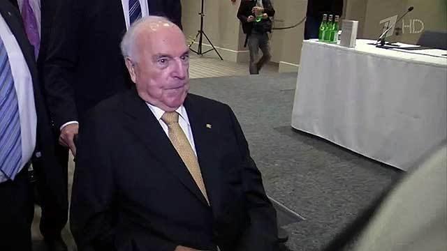 Экс-канцлер ФРГ Гельмут Коль осудил политику откры...ю активно продвигает его ученица Ангела Меркель