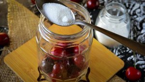 Компот из черешни на зиму со стерилизацией