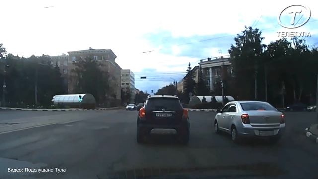 В Туле велосипедист, разговаривая по телефону, подрезал авто и повернул направо смотреть онлайн