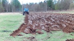 Пашем целину Т-40 разными плугами.