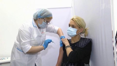 Прививку от коронавируса в России можно сделать бе...рительной записи и в разных общественных местах