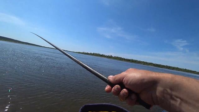 Где ловить крупную рыбу,в трех метрах от берега или в пятнадцати?Поплавок.Маховая удочка. смотреть онлайн