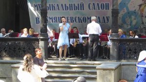Песня: «Над Кронштадтом туман» в Румянцевском Саду Санкт-Петербурга.