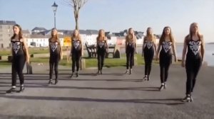 Ирландские девушки танцуют степ