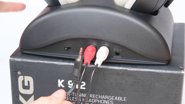 Analoger Funkkopfhörer AKG K 912 im Test - Ladestation und Anschlüsse смотреть онлайн