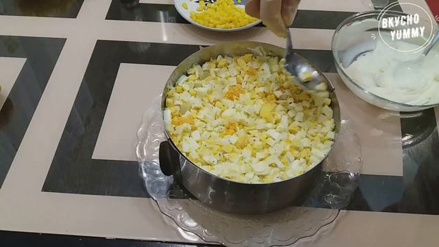 ОЛИВЬЕ С КРАБОВЫМИ ПАЛОЧКАМИ. Очень вкусный слоёный салат на праздничный стол Salad with crab stick