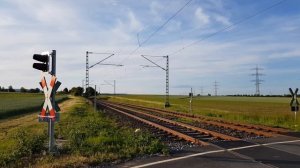 Frankfurt - S-Bahn Linie S5 Durchfahrt am Bahnübergang