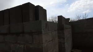 Кладка стеновых пескобетонных блоков несущей стены. Внутренние стены подвала готовы!