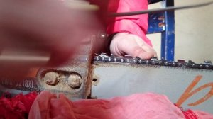 как заточить цепь бензопилы вручную не снимая с шины круглым напильником.своими руками