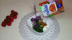 Стейки форели в сметанном соусе и сыром  с помидорами черри в духовке.